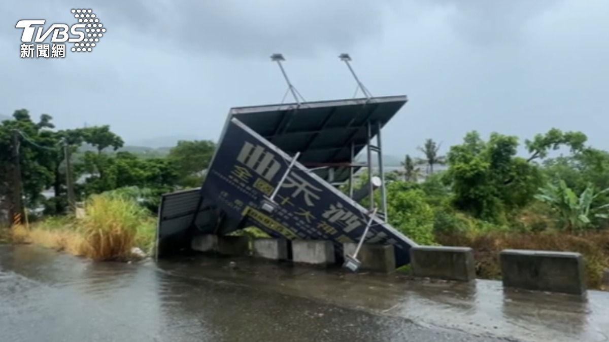 台東有大型看板被強風吹垮。（圖／TVBS）