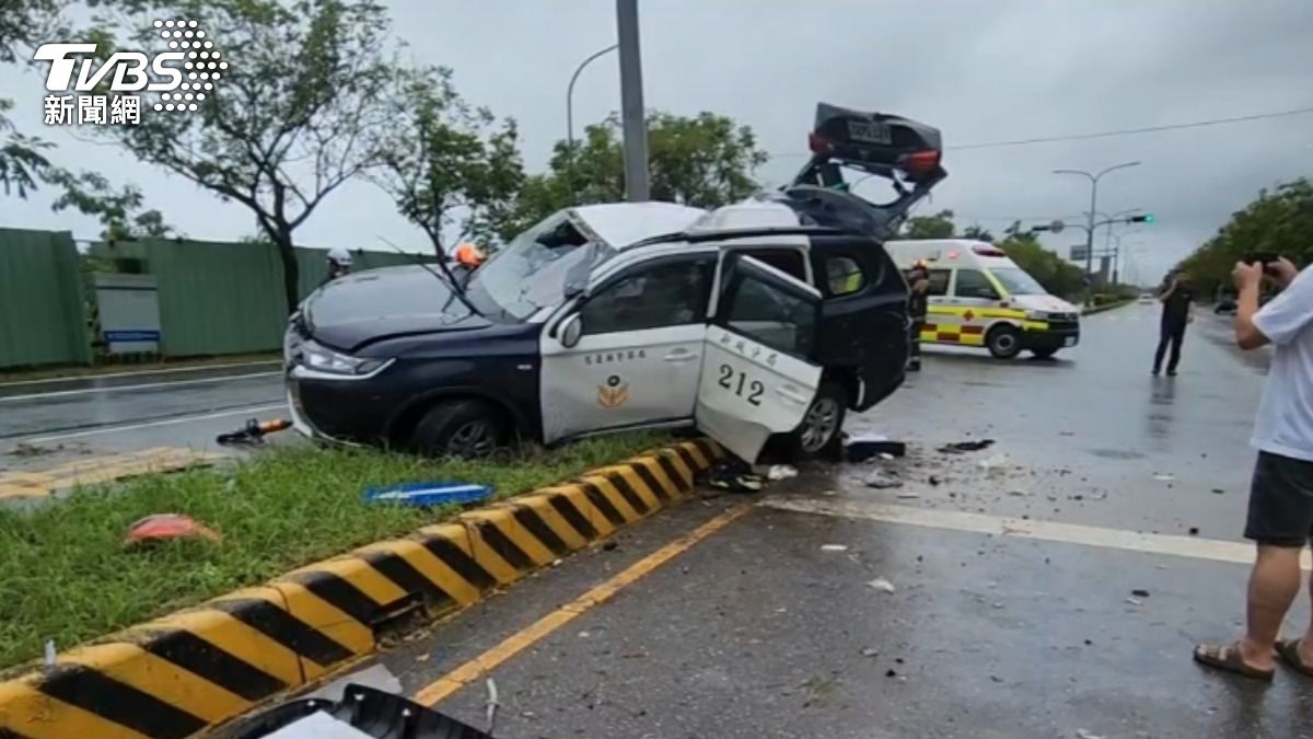 移送詐欺犯出事!花蓮警車打滑猛撞分隔島 嫌命危、2警傷