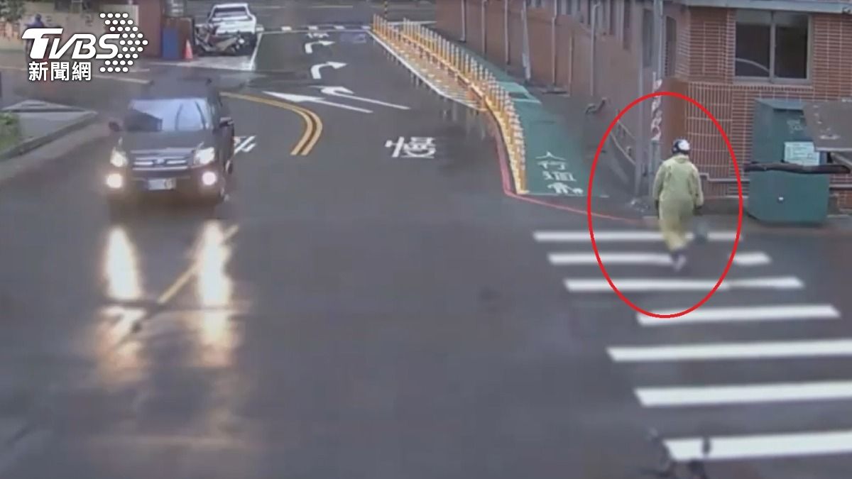 監視器拍下犯嫌在店外徘徊的身影。（圖／TVBS）