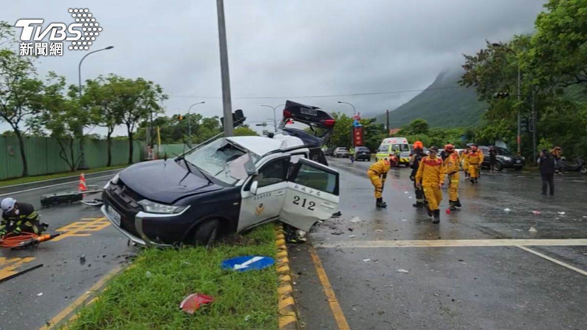 警車失控自撞卡分隔島。(圖/TVBS)