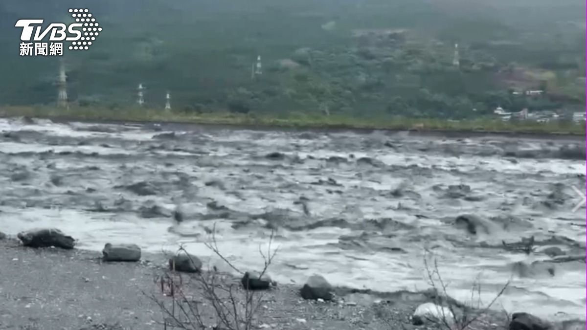 馬太鞍溪堰塞湖溢流。（圖／TVBS）