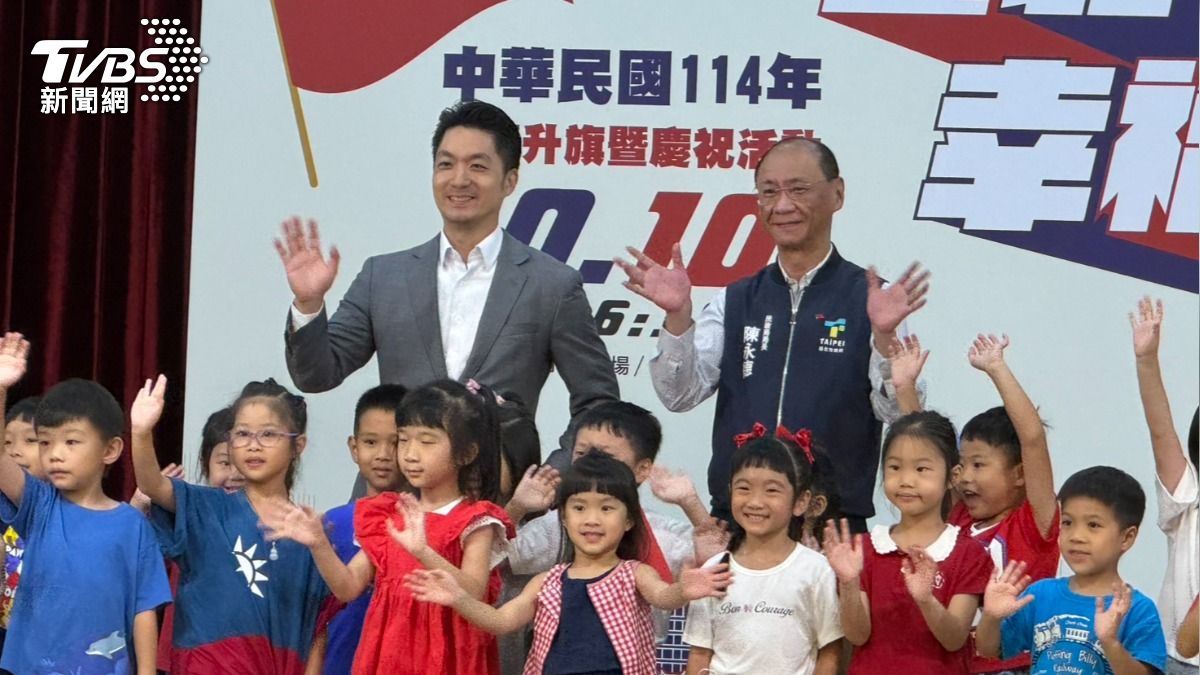 台北市長蔣萬安（後排左）公布台北市政府國慶活動。（圖／陳怡潔攝）