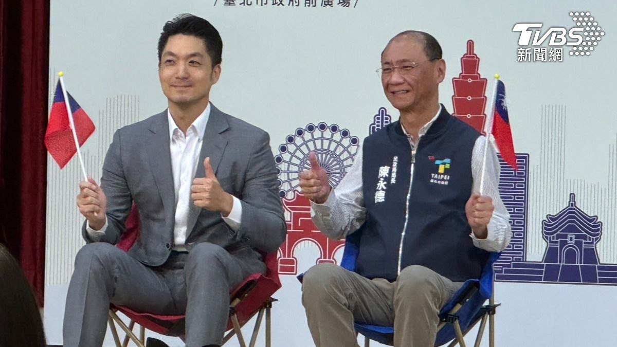 台北市長蔣萬安(左)與民政局長陳永德一起坐上限量3千張國慶椅。(圖/陳怡潔攝)