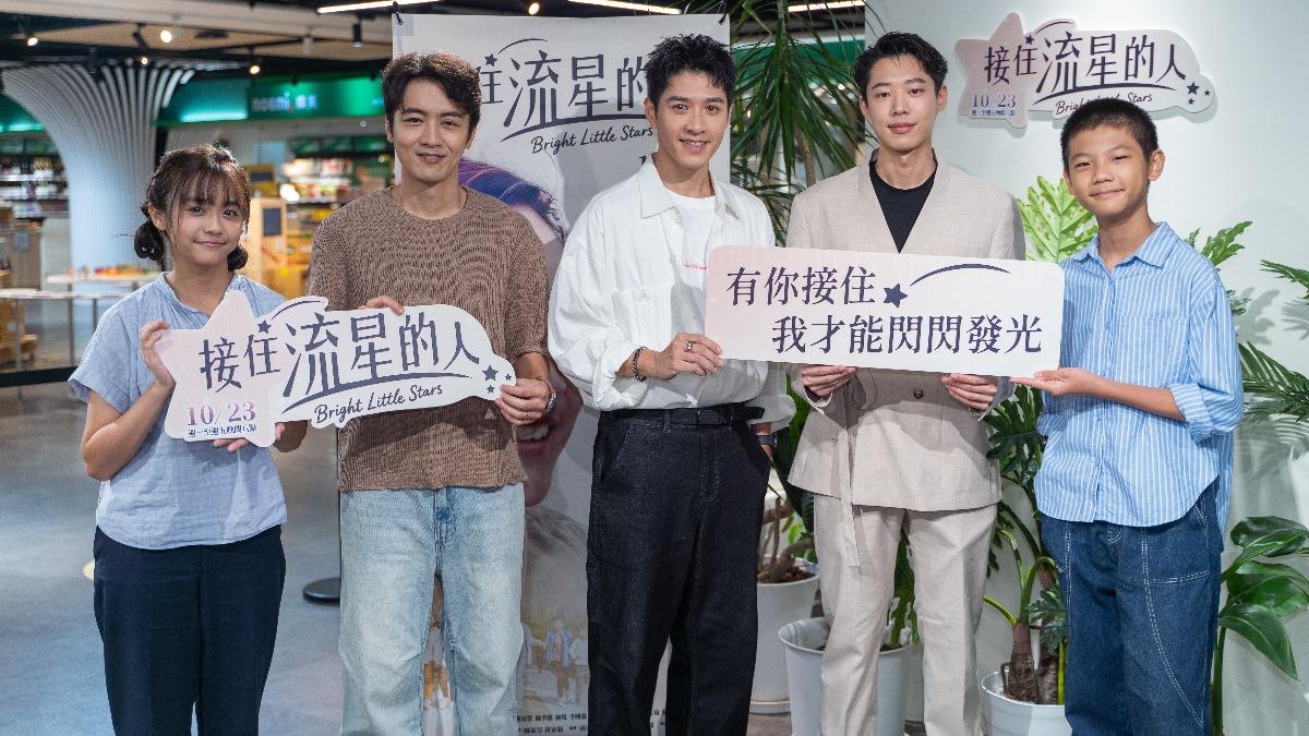 陳昭妃(左起)、吳政勳、吳岳擎、黃信赫、洪君昊共演《接住流星的人》。(圖/大愛提供)