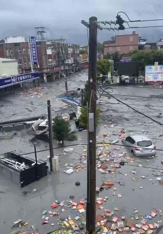 馬太鞍溪堰塞湖發生壩頂溢流，花蓮光復市區多處淹水。（圖／民眾提供）