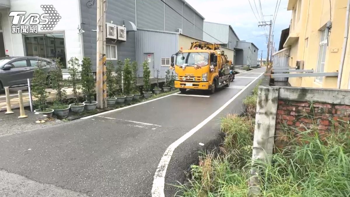 附近住戶表示,因為巷口狹窄,過去曾發生類似狀況,所以停止線才被塗改到後方。(圖/TVBS)