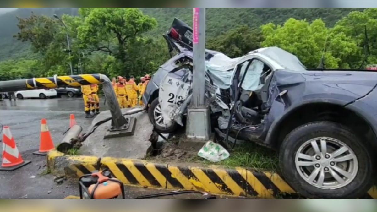 花蓮新城警分局警車今天(23日)中午解送一名詐欺通緝犯,在行經台9線三棧路段時,疑似因路面積水打滑,警車自撞分隔島及號誌桿。(圖/高志宏)