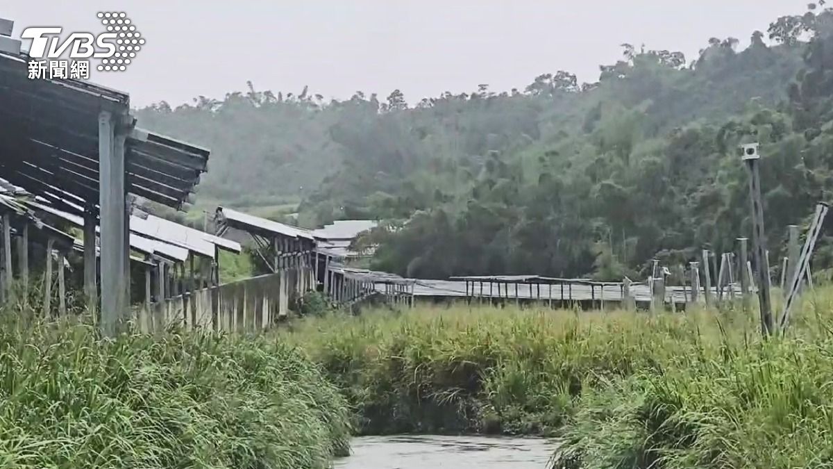 光電場下游就是和山社區,業者違法開挖架設光電板,已遭檢方羈押。(圖/TVBS)