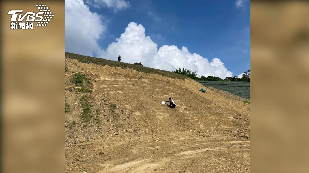 檢察長會同警方、水利局到場現勘,要求廠商把山坡地回復原狀,避免水土流失。(圖/TVBS)