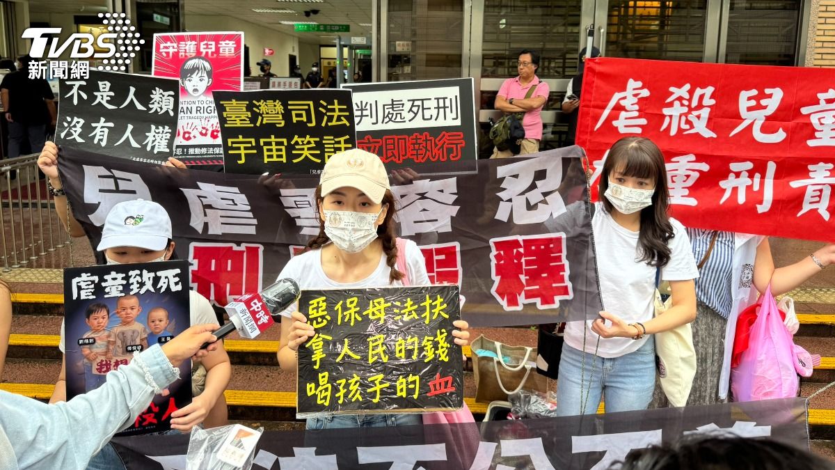 網路媽媽們來高院門口高舉標語。（圖／TVBS）