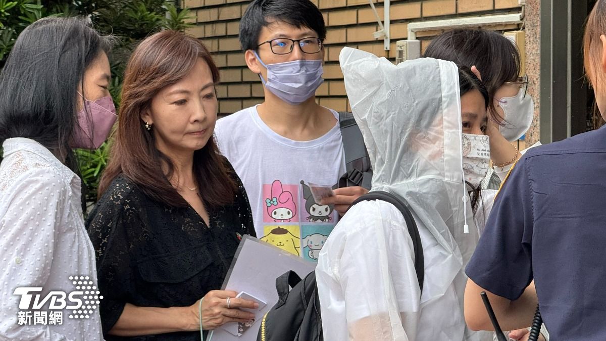 民進黨立委郭昱晴也來排隊旁聽。（圖／TVBS）