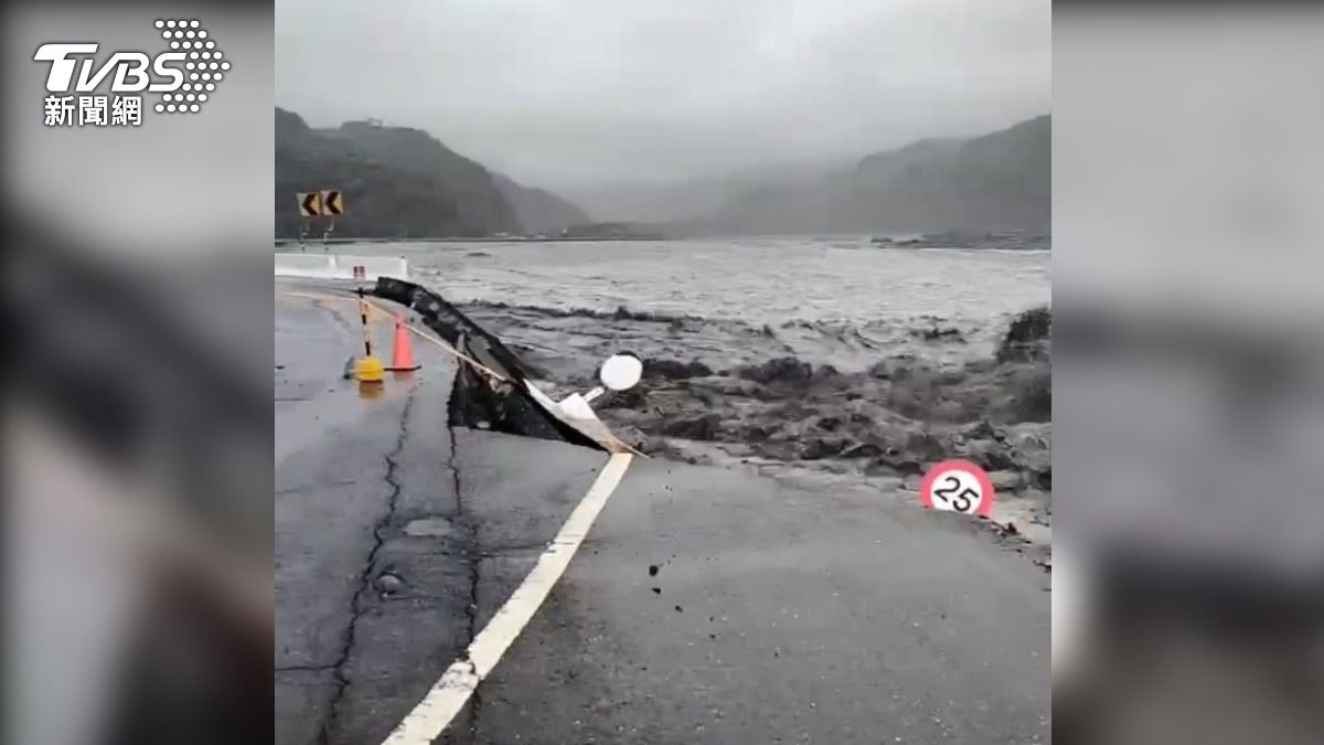 太麻里溪溪水暴漲,湍急的溪流不斷沖刷,河堤道路被掏空,出現大缺口。(圖/TVBS)
