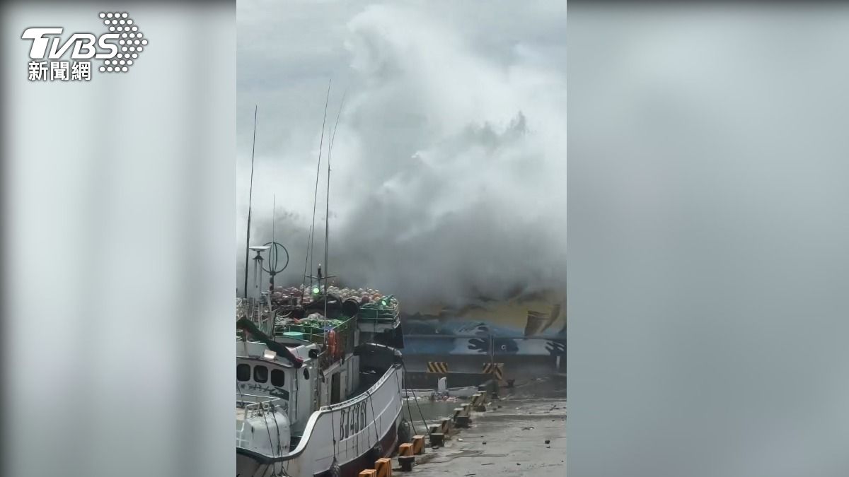 樺加沙過境!7公尺大浪襲小琉球,沿山公路積水.停電千戶。(圖/TVBS)