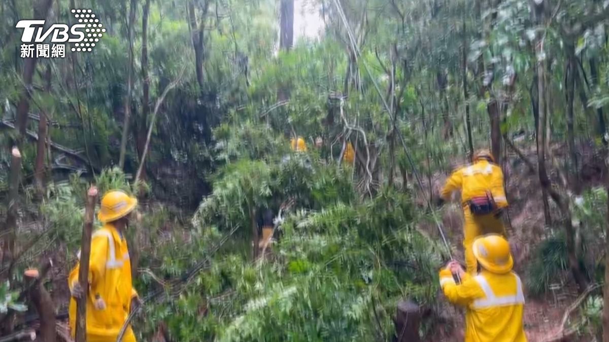 頂著風雨翻山越嶺,台電工班扛著電線爬上山坡,進災區搶修。(圖/TVBS)