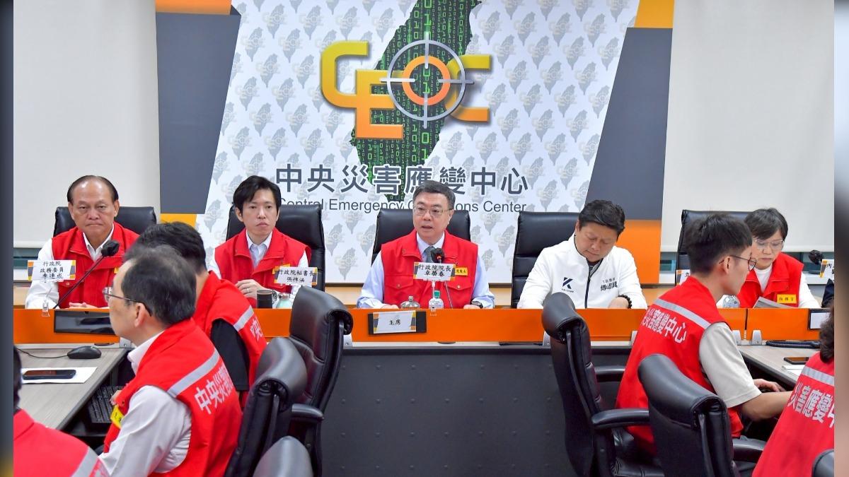 行政院長卓榮泰邀國民黨立委傅崐萁一同到中央災變中心。(圖/行政院)