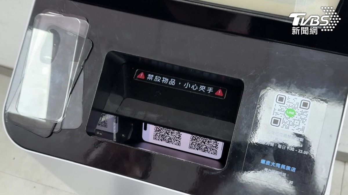 買完i17,民眾排回收機拚運氣。(圖/TVBS)