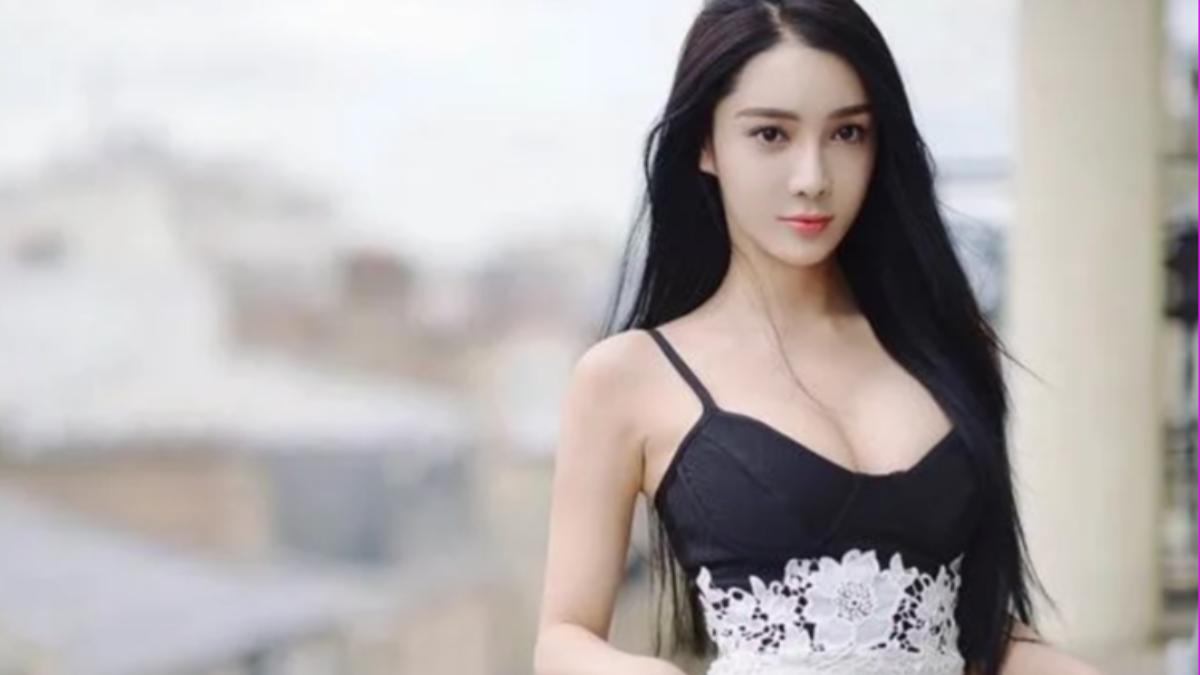任嬌長相甜美曾被封「小Angelababy」,2017年卻離奇墜樓死亡。(圖/翻攝自微博)
