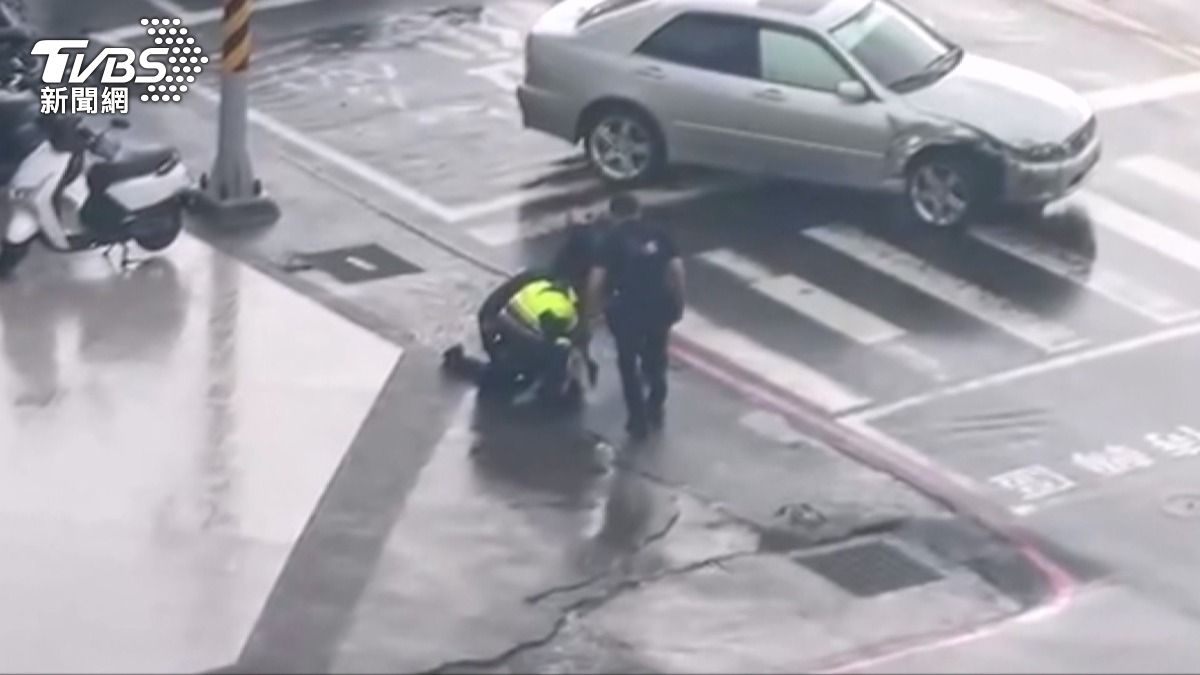 男闖紅燈連撞３車　警局前疑毒駕遭逮捕。(翻攝Threads)
