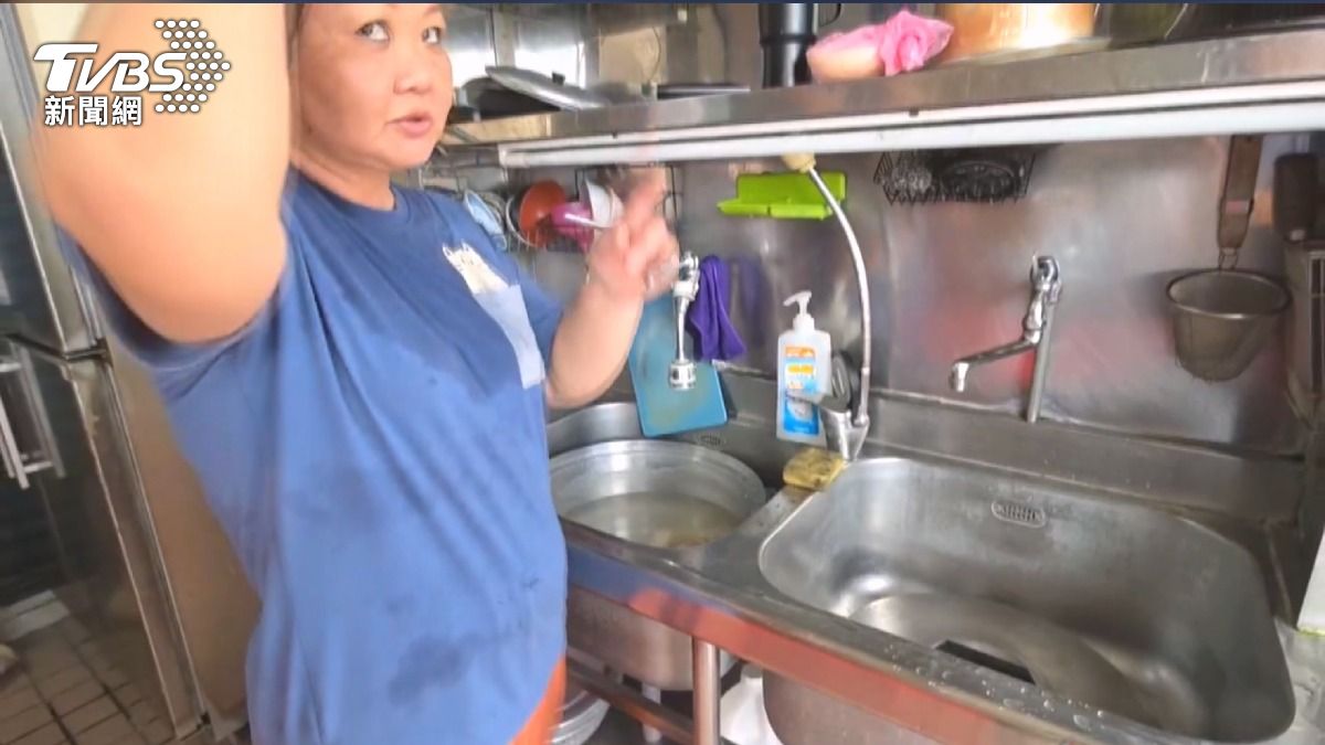 保時捷闖紅燈連撞三車 「鐵條飛進店」差點沒命。(圖/TVBS)