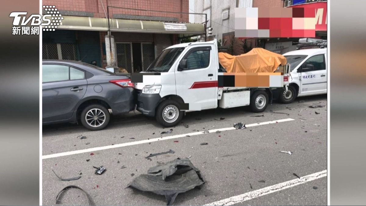 保時捷闖紅燈!撞飛店招「鐵條差點砸頭」 連環撞3車驚險畫面曝。(圖/TVBS)