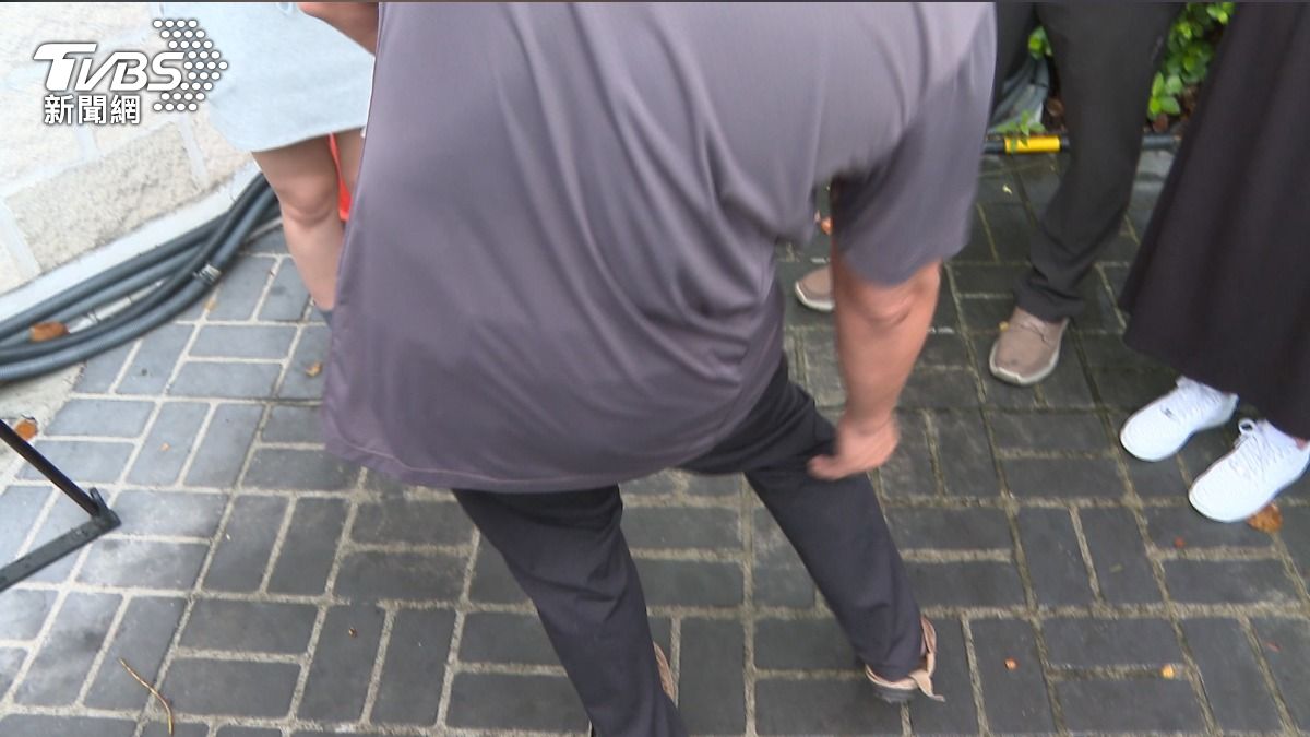 台中某國小減課不均?男教師反控性騷擾 遭校長夾腿"身心受創"。(圖/TVBS)