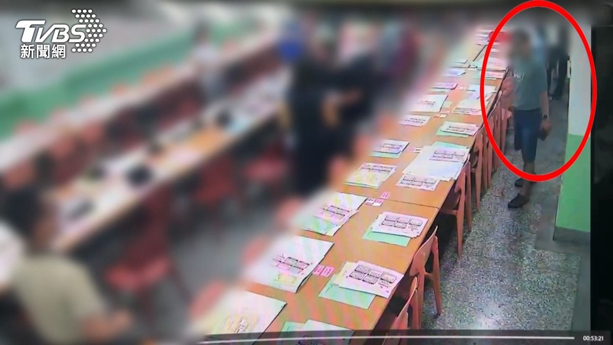 校長搶教師文件遭甩倒 腦部血腫急就醫。(圖/TVBS)