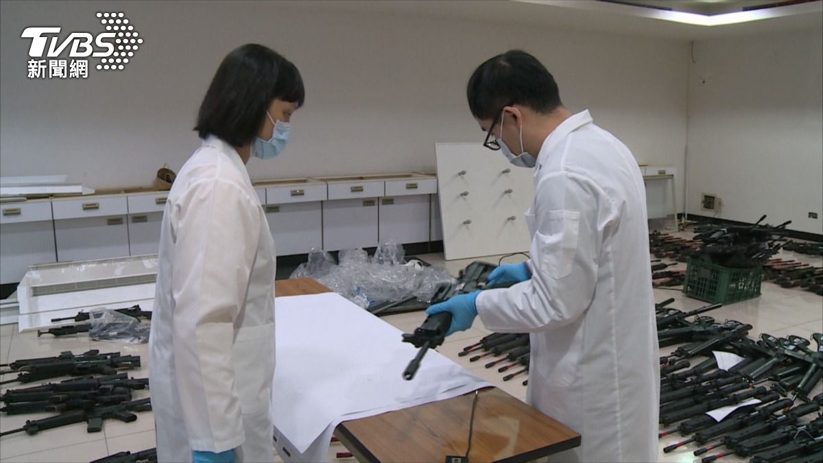二兵打靶左臉中彈重傷 槍枝完整排除膛炸鄰兵誤射 。(圖/TVBS)
