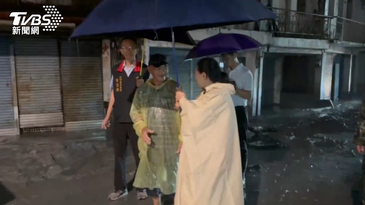 入夜後雨勢不停，前進指揮所派山貓清淤，花蓮縣長徐榛蔚到場視察。（圖／TVBS）