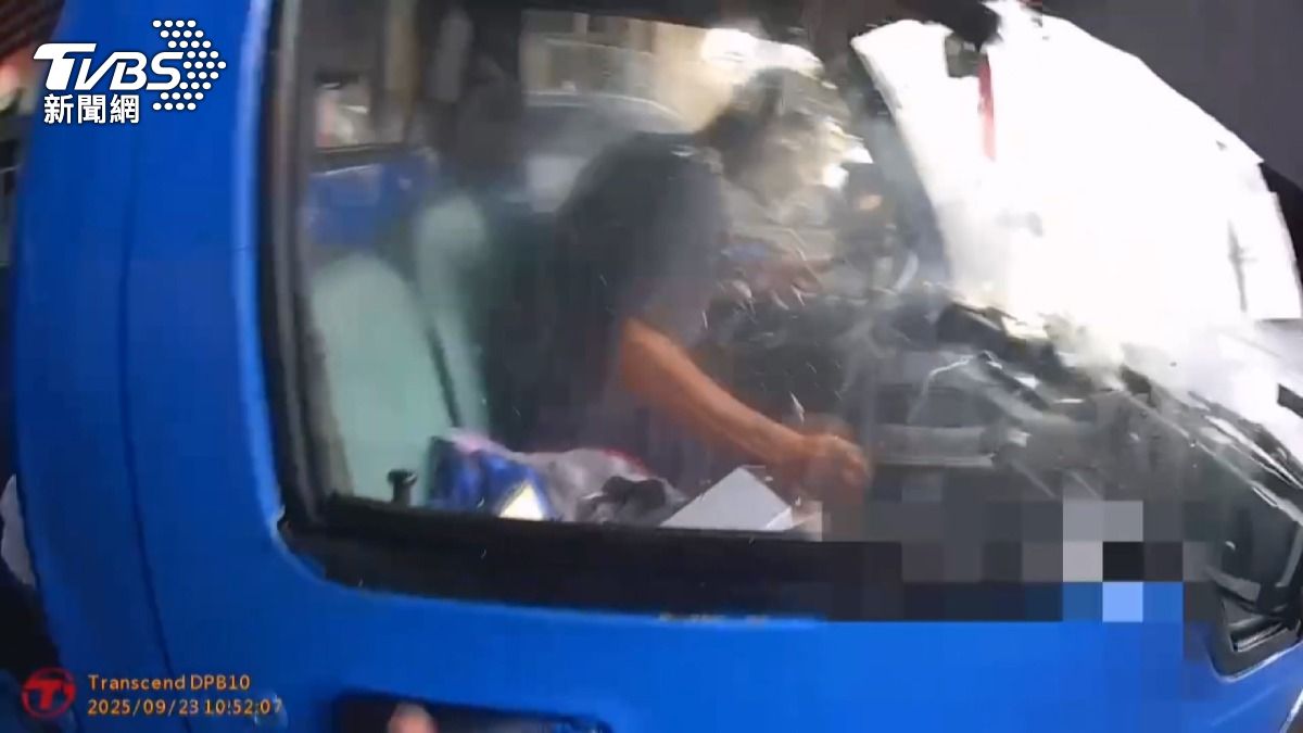 噴辣椒水不從！偷車男逃逸自撞電桿　車上搜出海洛因。(圖／TVBS)