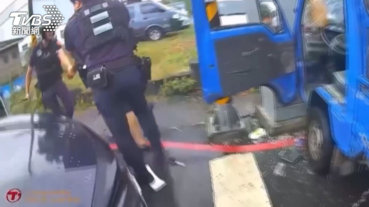 噴辣椒水不從！偷車男逃逸自撞電桿　車上搜出海洛因。(圖／TVBS)