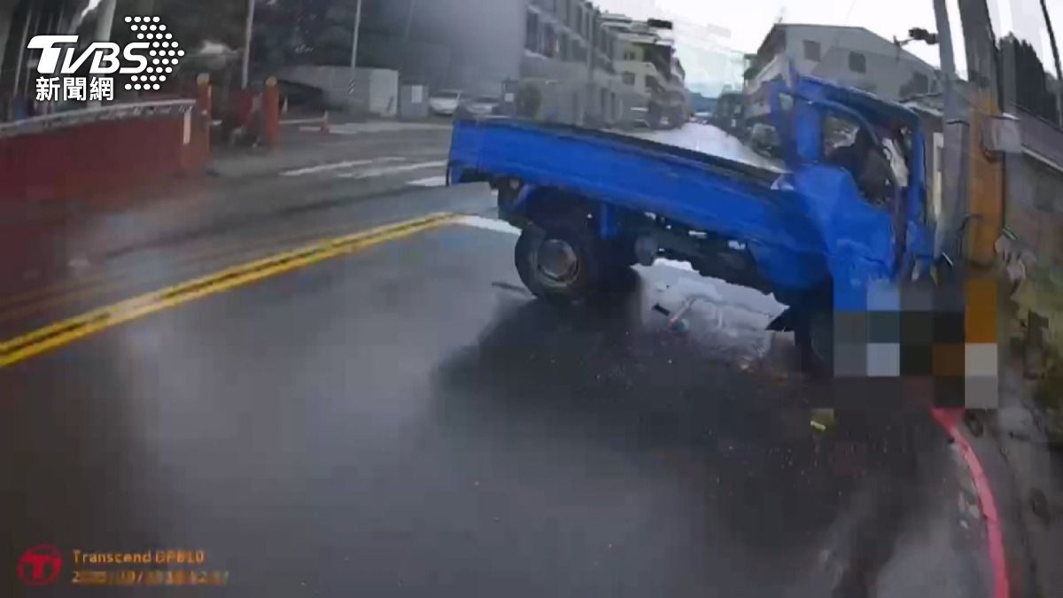 偷車男拒攔查　自撞電桿！車內驚見毒品。(圖／TVBS)
