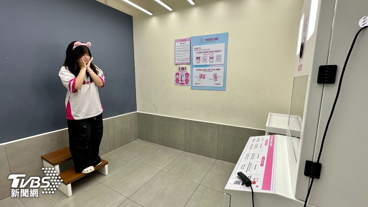《TVBS新聞網》直擊拍攝「許光漢粉絲專屬相框」。（圖／區國強攝）