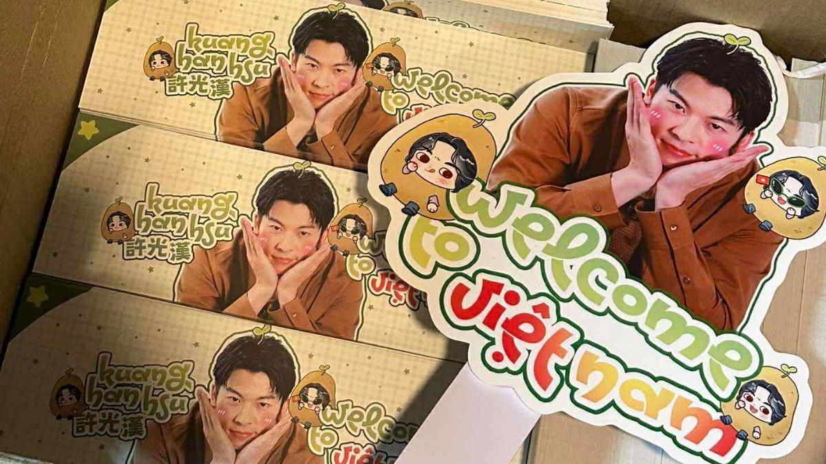 越南粉絲準備手幅在機場迎接許光漢。（圖／許光漢越南粉絲團提供）