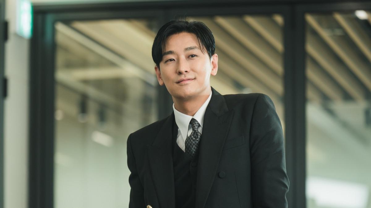 隔18年演愛情劇!朱智勛演吻戲「耳朵紅炸」 摔下樓梯嚇壞現場