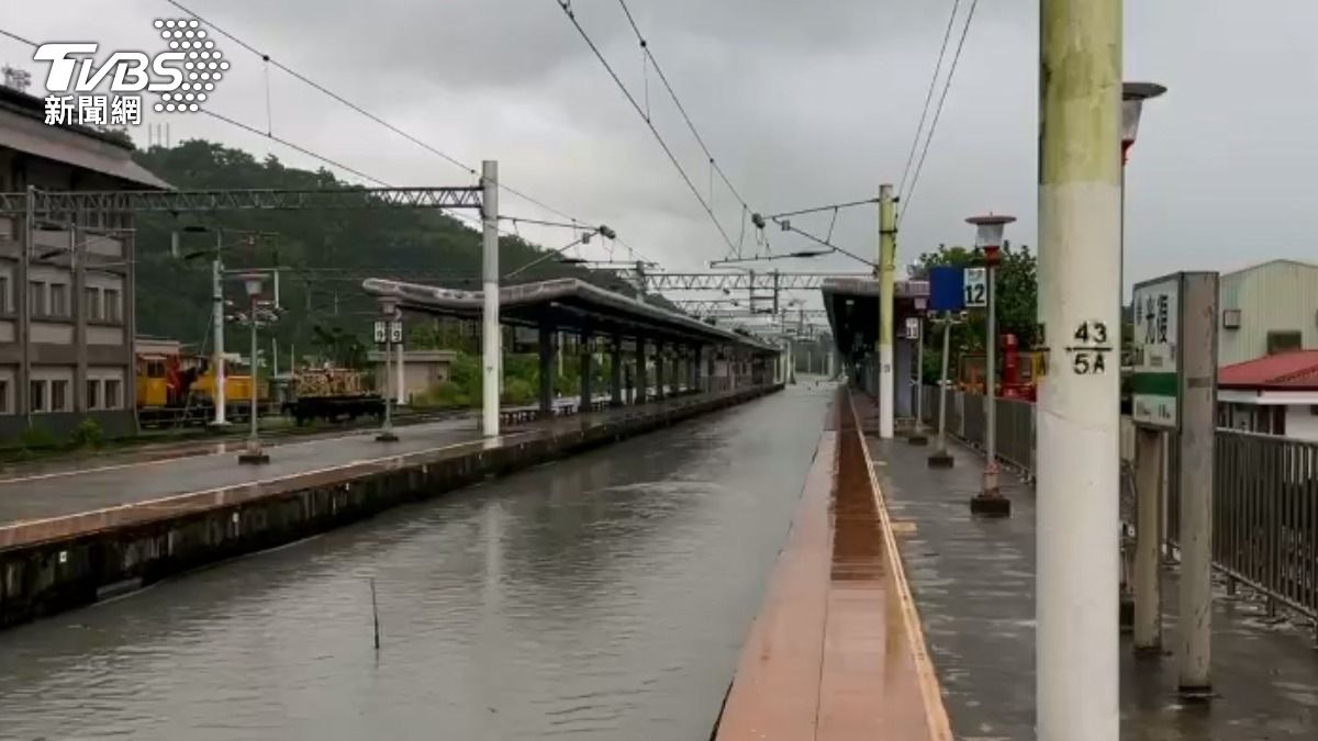 堰塞湖溢流潰堤!水淹光復車站、鐵軌 台鐵搶修8時起正常通車