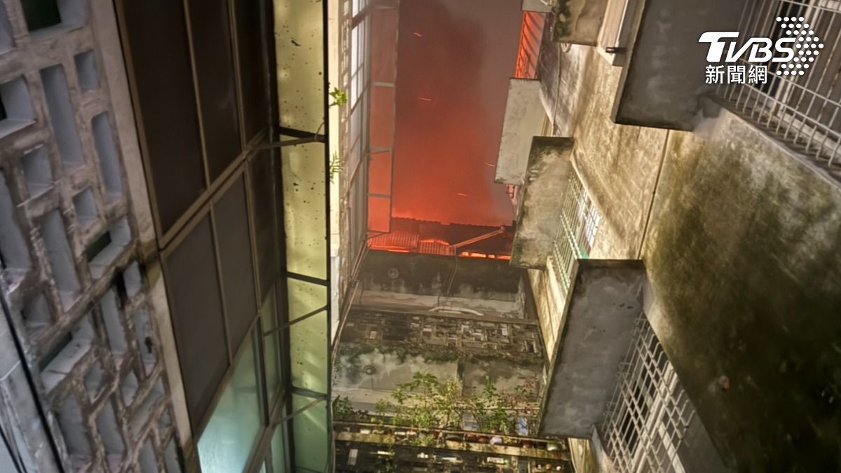快訊/颱風夜惡火!台南公寓「火光沖天」 10住戶驚逃