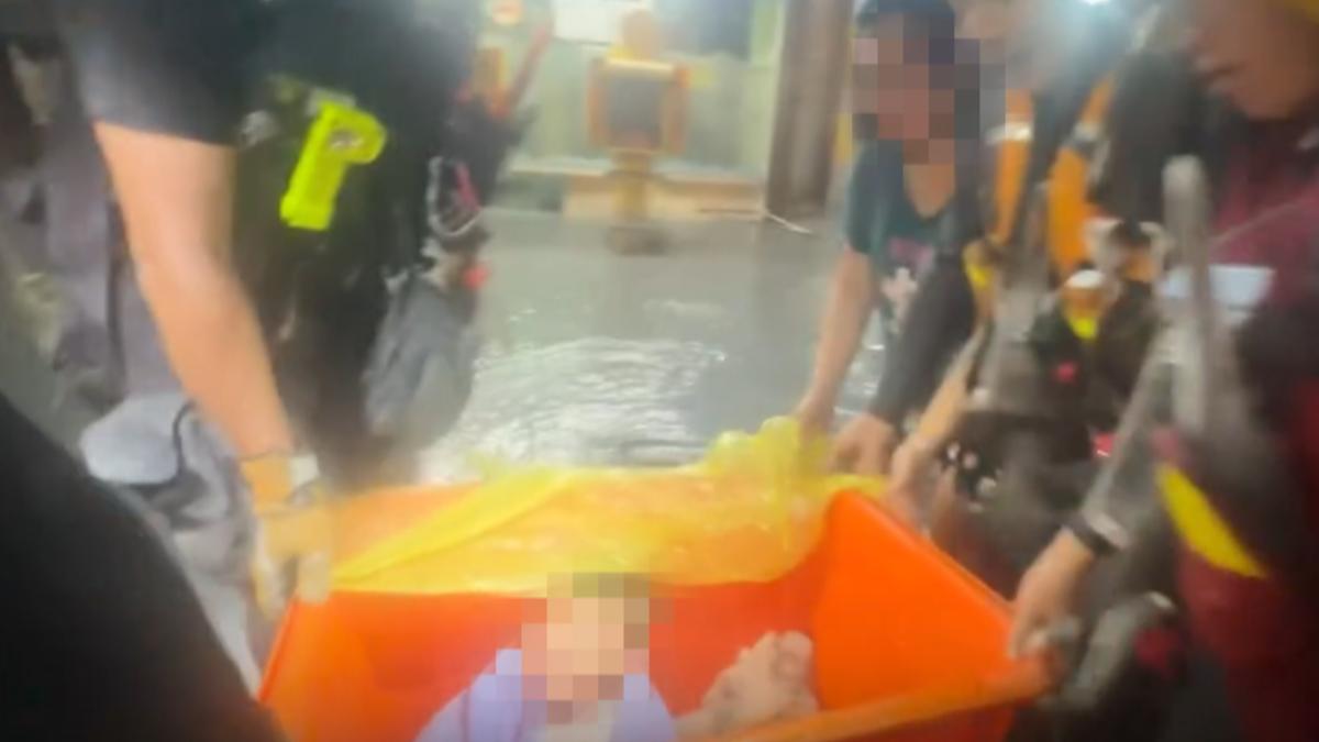 花蓮光復消防員涉水徹夜搜救 男童「坐大水桶」被運出獲救