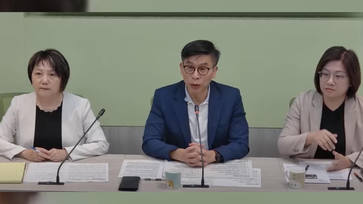 （左起）民進黨立法院黨團副幹事長范雲、幹事長鍾佳濱、書記長陳培瑜24日上午舉行記者會。（圖／翻攝自民進黨團YT直播）