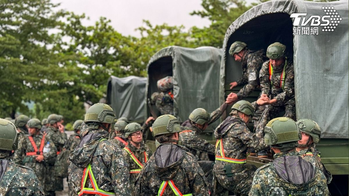 洪水強灌奪命!國軍重裝救花蓮 448名官兵、百輛車機具出動