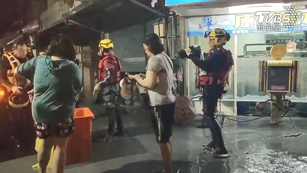 幼童在桶內漂浮,救難隊也受困泥流。(圖/TVBS)