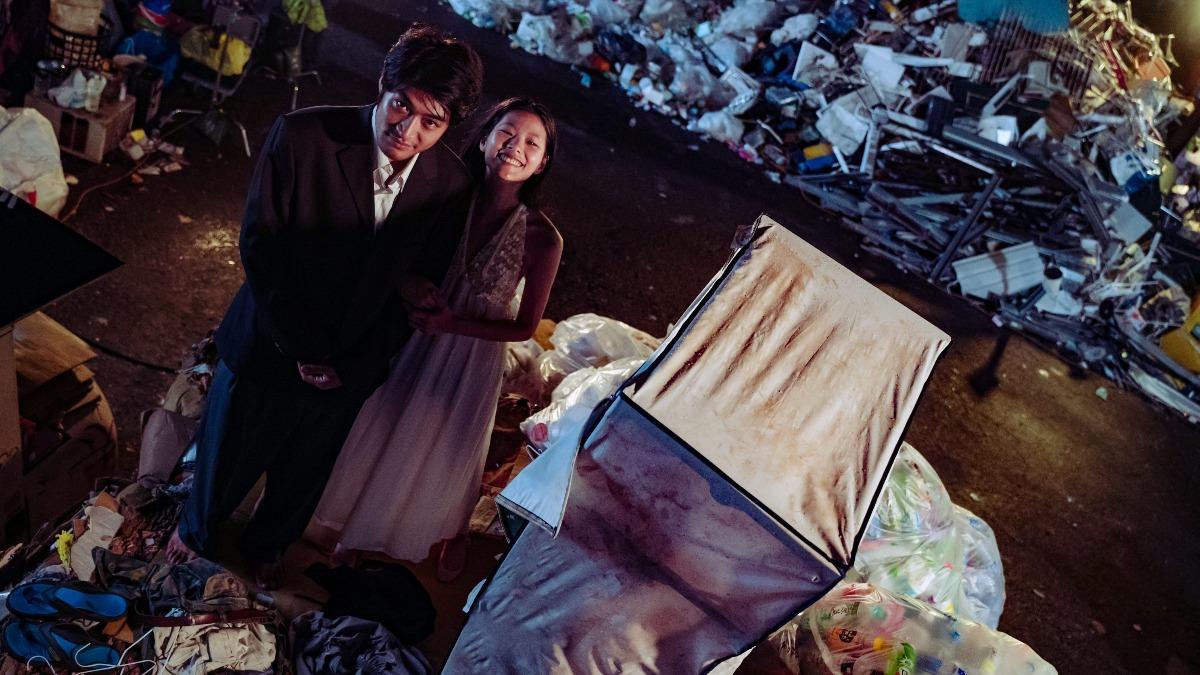 《河鰻》有一場景是男女主角在垃圾山約會,兩人還玩起角色扮演。(圖/底噪影像提供)