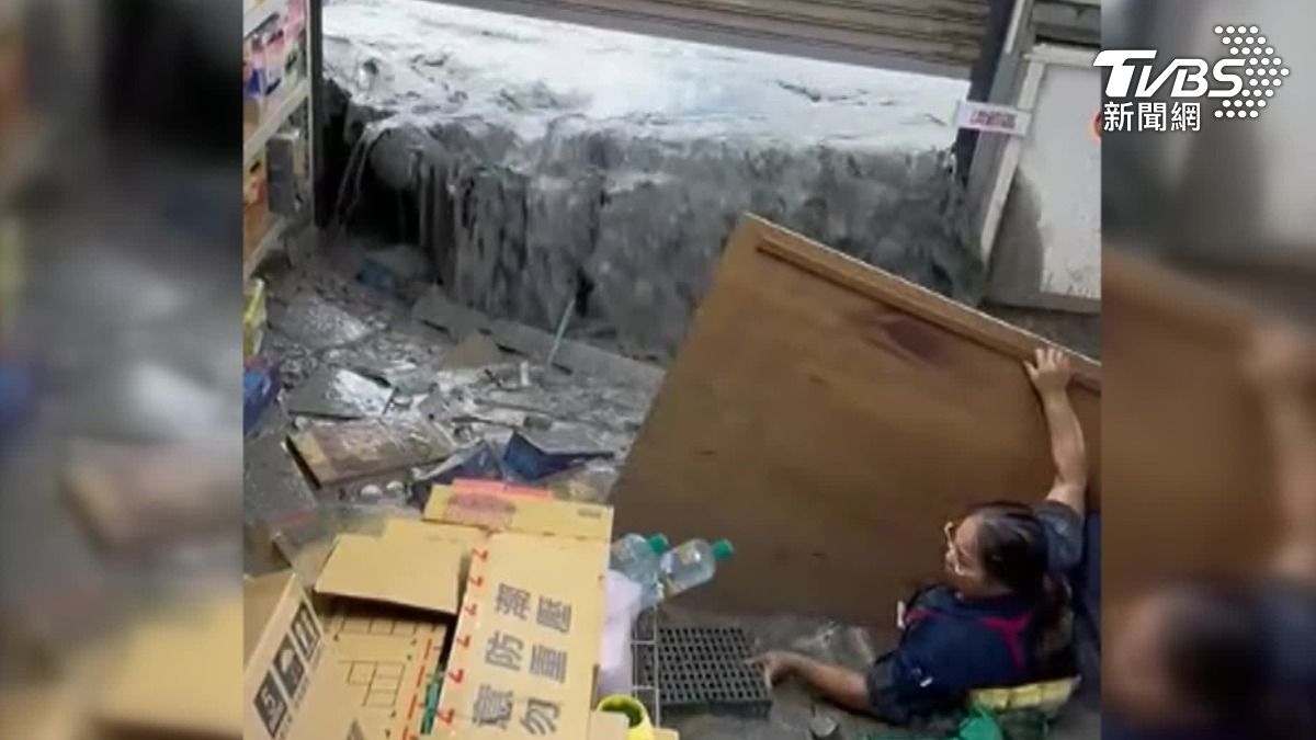 連鎖超市內有大水直接沖進店內。(圖/TVBS)