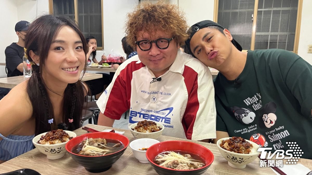 曾子余(右起)和納豆、梁舒涵品嘗雙北必比登料理。(圖/TVBS)
