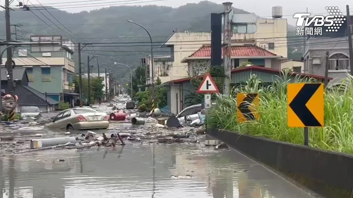 堰塞湖6千萬噸水潰決釀災!專家示警,恐有2次溢流。(圖/TVBS)