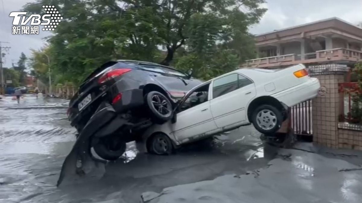 堰塞湖溢流後,花蓮光復鄉隨處可見車輛「疊羅漢」。(圖/TVBS)
