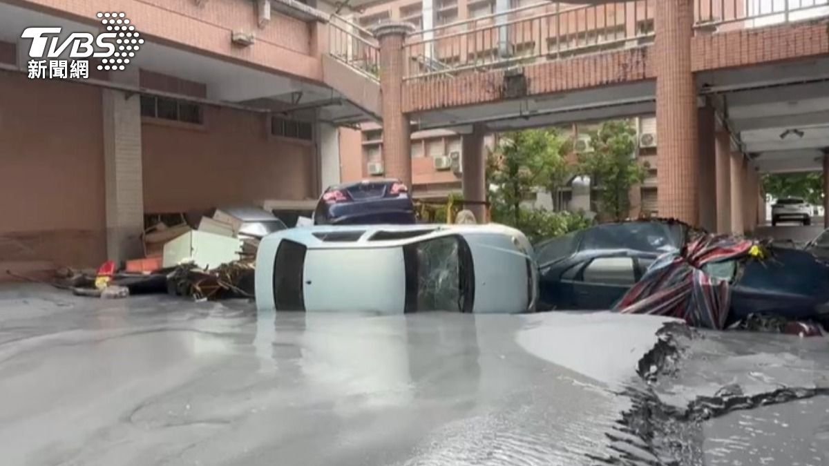 光復鄉無數車輛泡水全毀。(圖/TVBS)