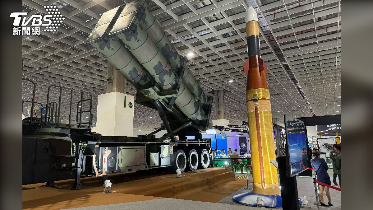 由中科院研製的強弓防空飛彈系統,於台北航太展期間首次亮相,圖為發射車與彈體實體。(圖/TVBS)