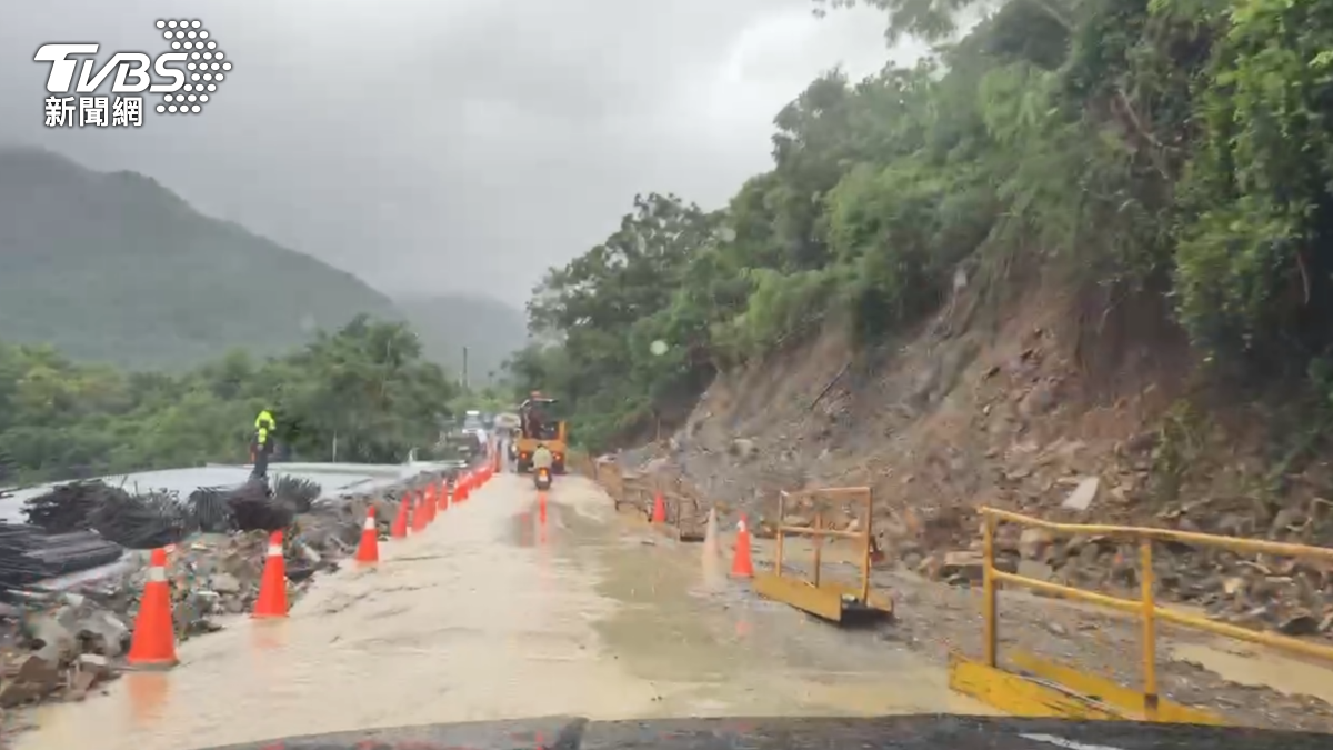 樺加沙颱風尾橫掃花東地區,帶來驚人豪雨,造成台東各鄉鎮嚴重災情。(圖/TVBS)