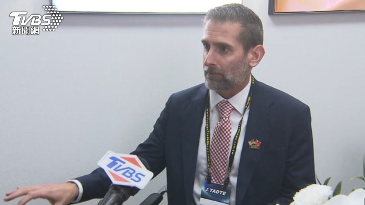 美商諾格全球指揮與管制解決方案副總裁Jeremy Knupp接受本台獨家專訪,說明IBCS採用開放式架構,能夠把所有不同的指揮管制系統、各種感測器和攔截武器連結起來,無論這些系統來自美國、本土研製或任何其他國家。(圖/TVBS)