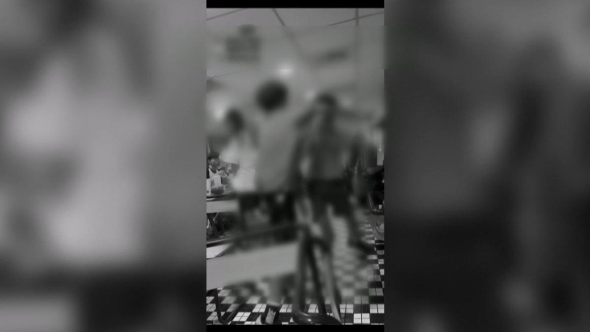 「只因遊戲打不好」國中生速食店內爆衝突,捲髮少年狂勒脖嚇壞顧客。(圖/翻攝黑色豪門企業)